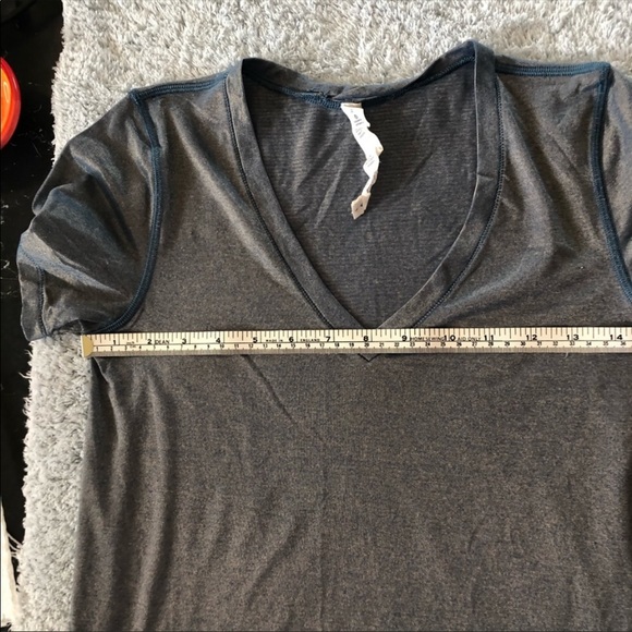 Lululemon V neck tee - Picture 5 of 7